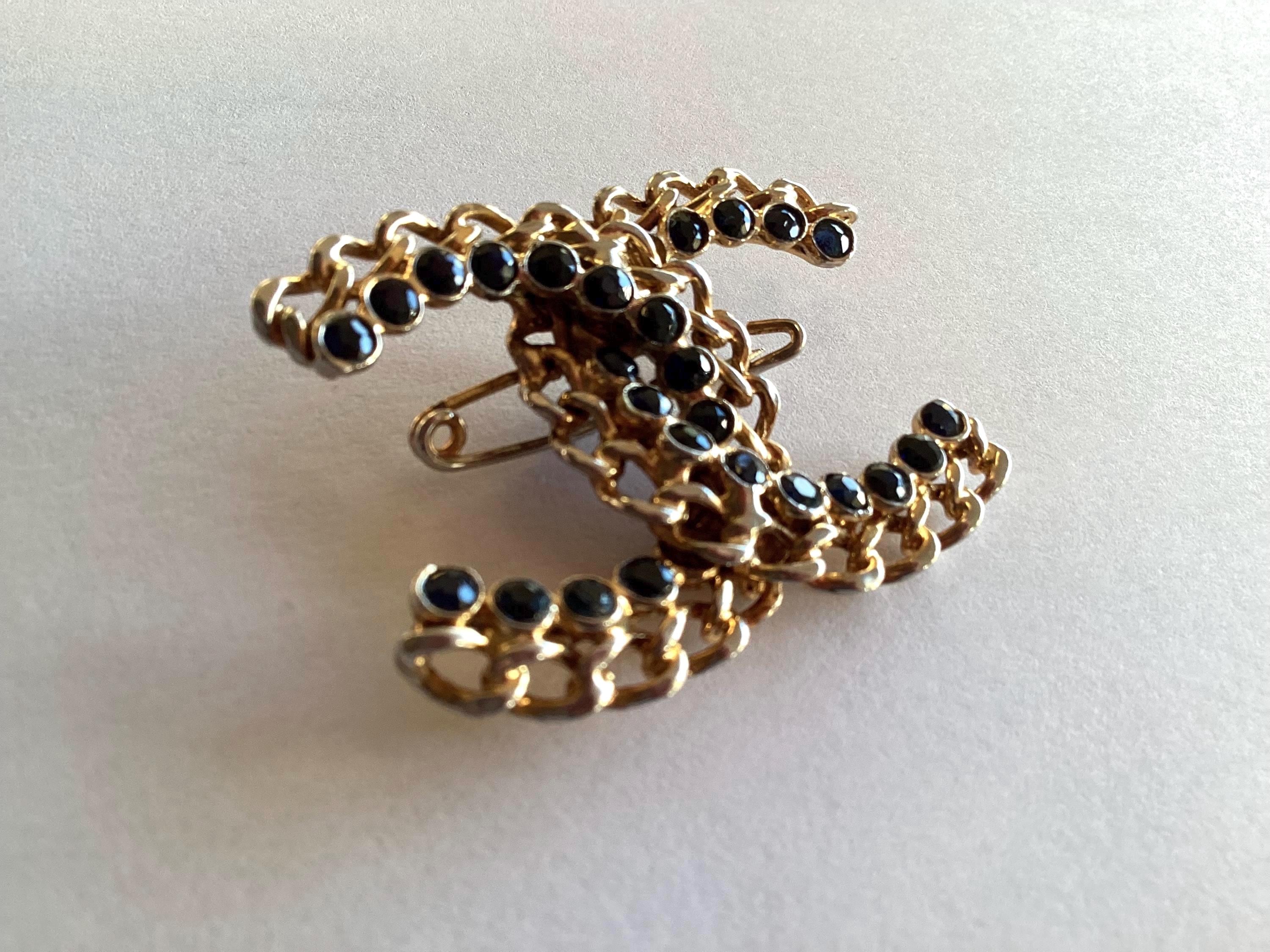 Vintage Chanel Logo Brooch | Intertwined Double C Sapphire, Two-Tone Gold Plated Early 1950s — photo 8 of 11