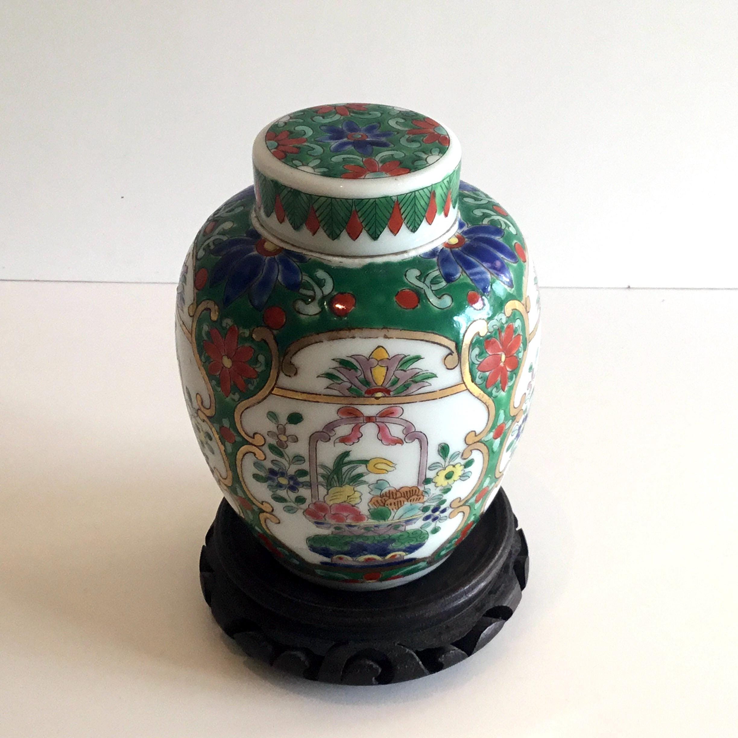 Chinese Vase – Porcelain Hand-Painted with Lid (1950s - Gold Finish) — photo 2 of 8