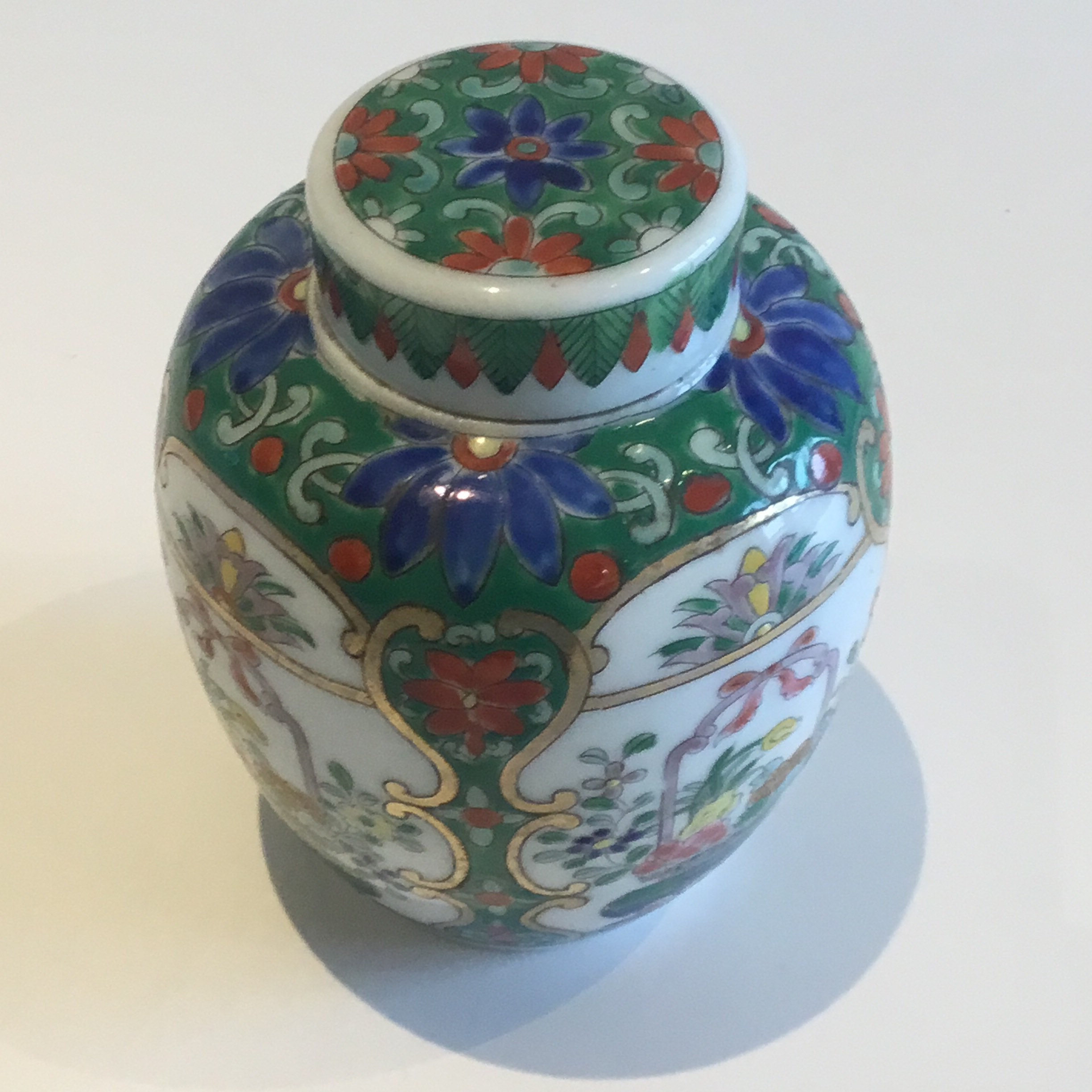 Chinese Vase – Porcelain Hand-Painted with Lid (1950s - Gold Finish) — photo 3 of 8
