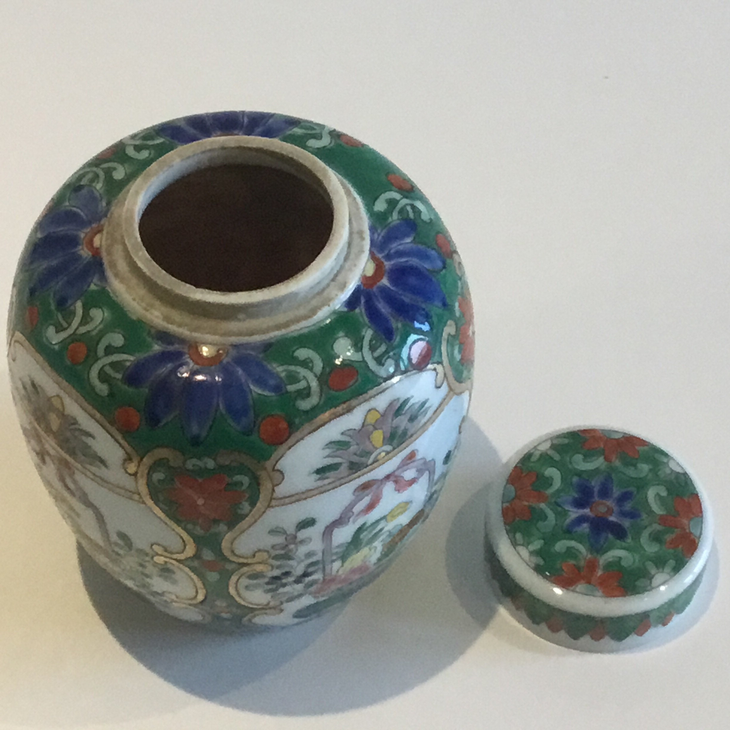 Chinese Vase – Porcelain Hand-Painted with Lid (1950s - Gold Finish) — photo 4 of 8