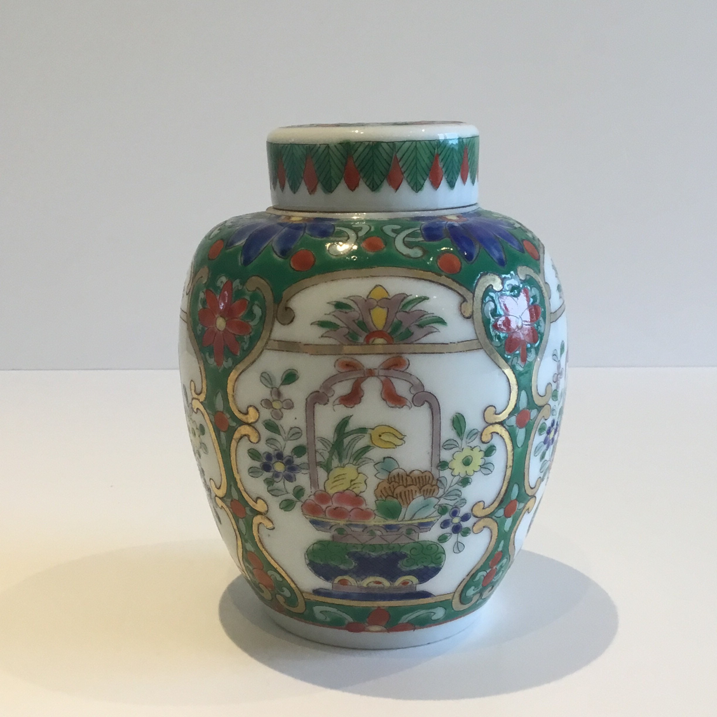 Chinese Vase – Porcelain Hand-Painted with Lid (1950s - Gold Finish) — photo 5 of 8
