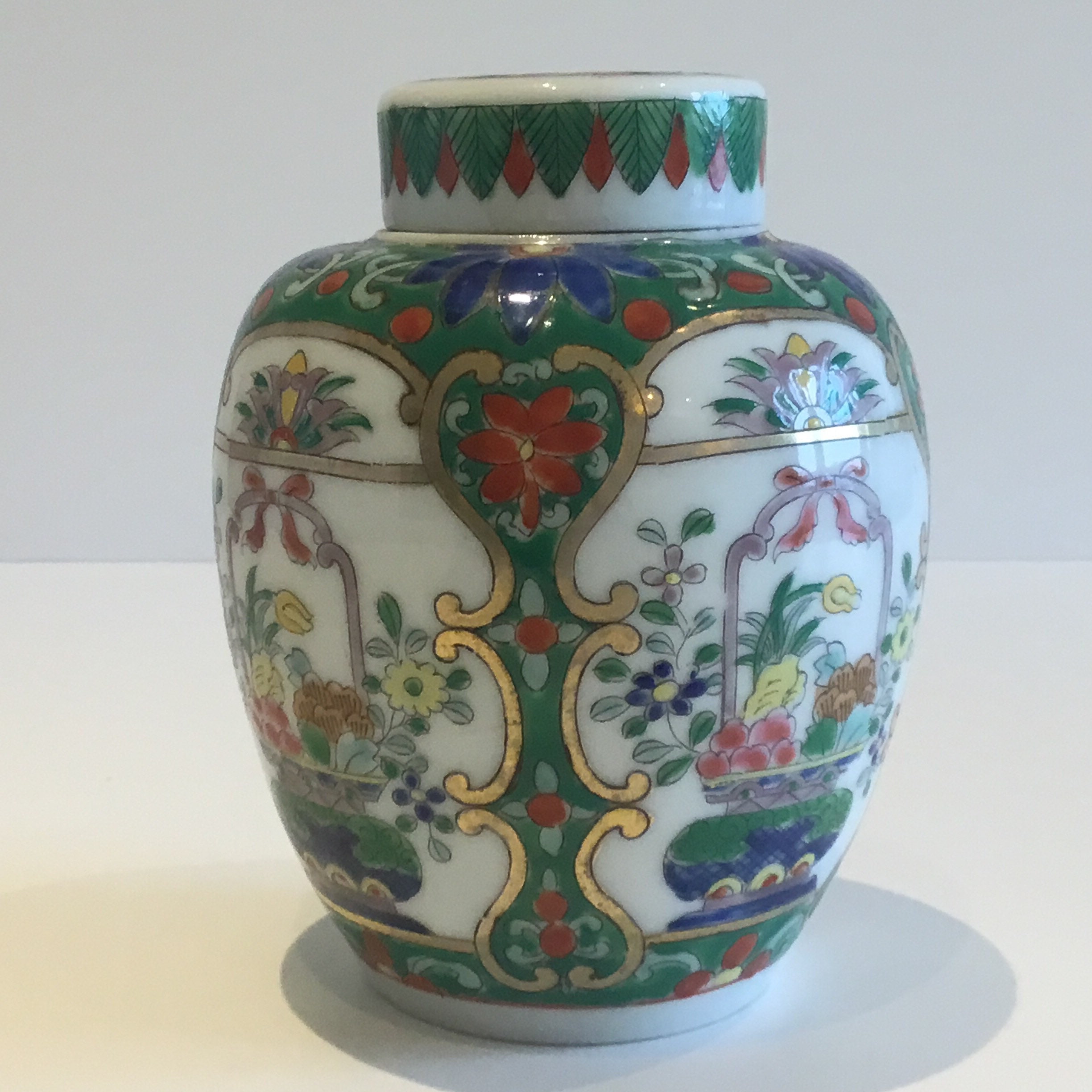 Chinese Vase – Porcelain Hand-Painted with Lid (1950s - Gold Finish) — photo 6 of 8