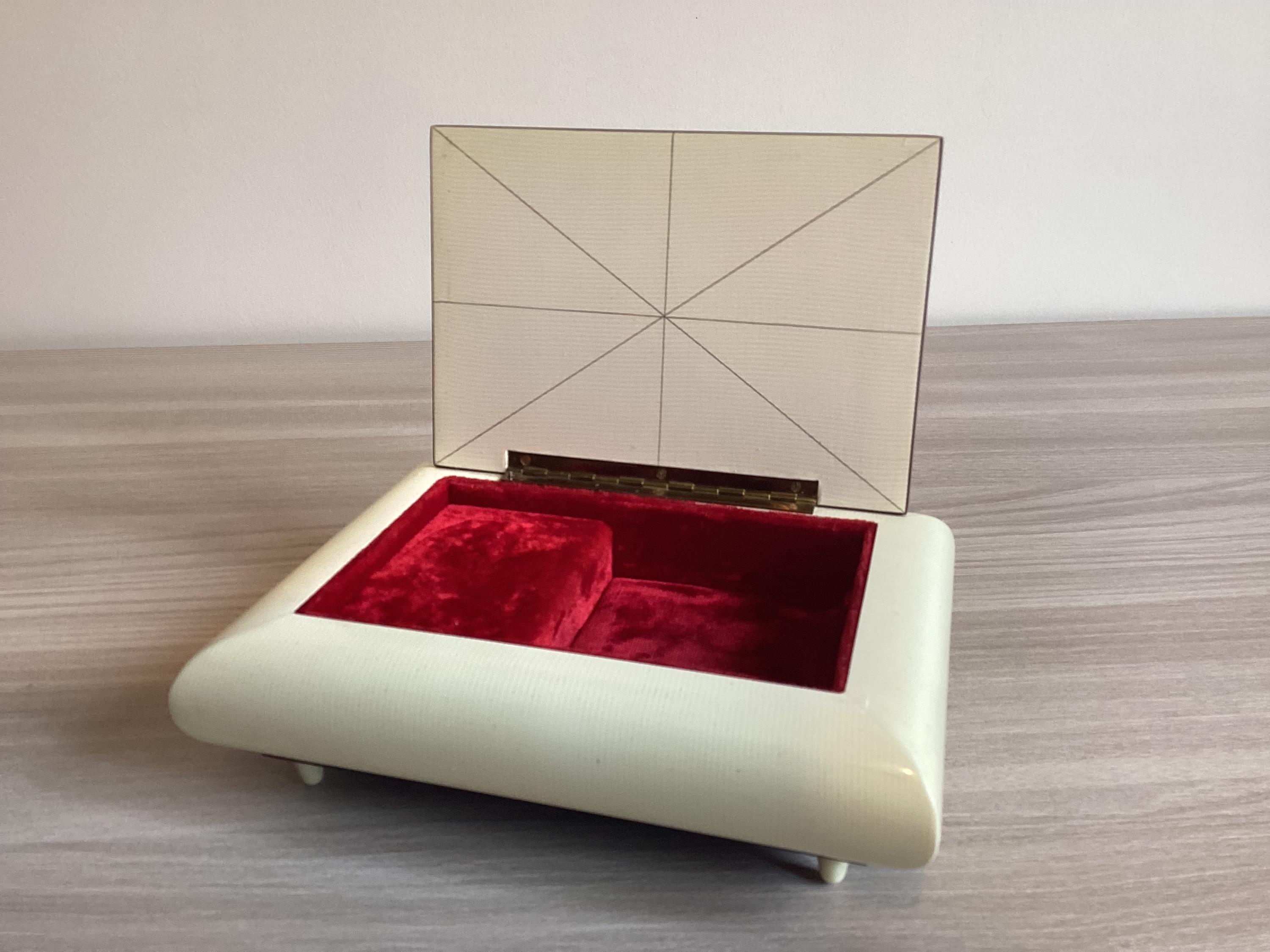 Vintage Music Box | 1950s Jewelry Case Princess Portrait Made In Italy — photo 4 of 8