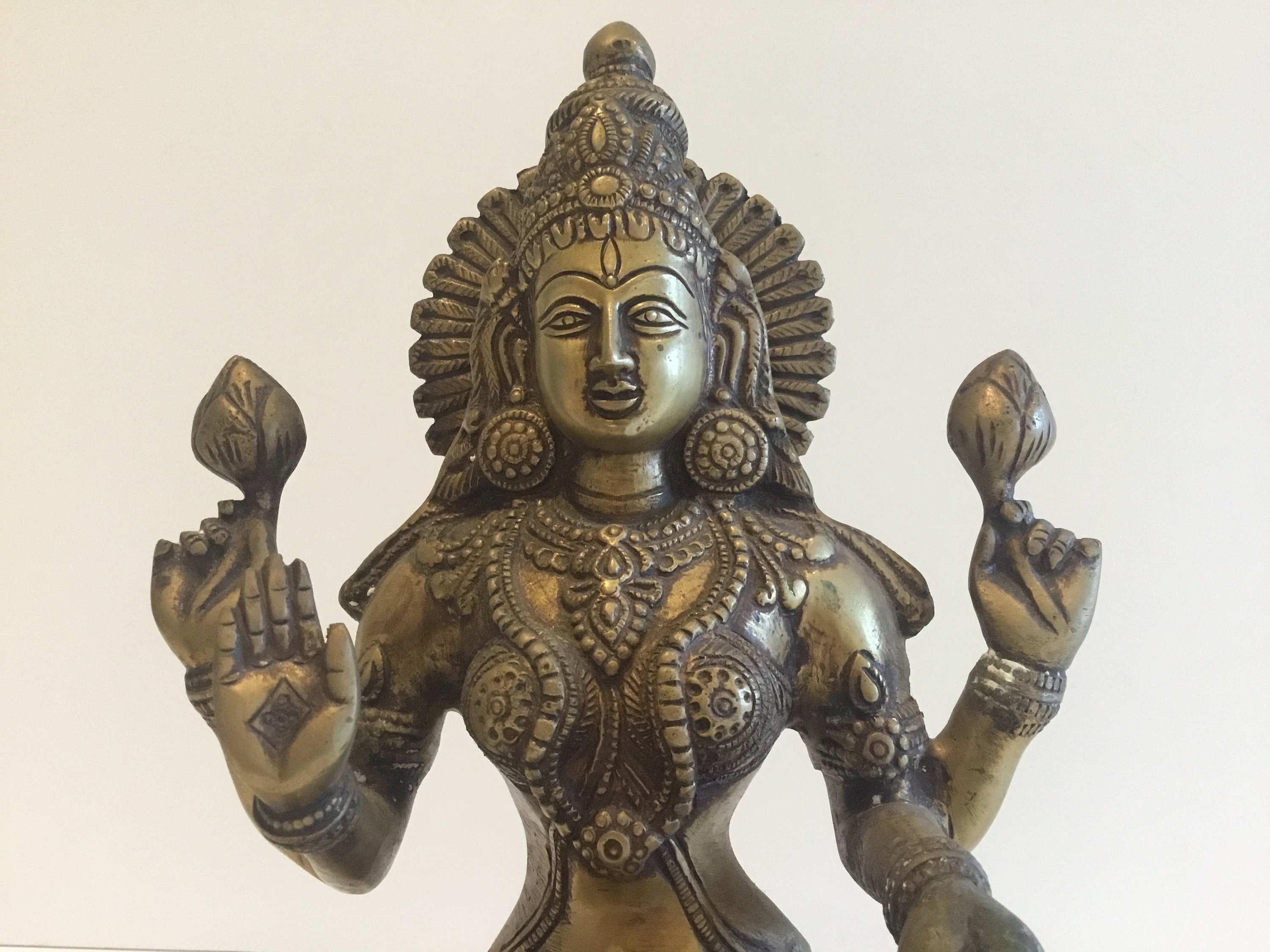 Vintage Bronze Lakshmi | Hindu Goddess Statue, 1950s Indian Ritual Sculpture, 3 kg — photo 8 of 10