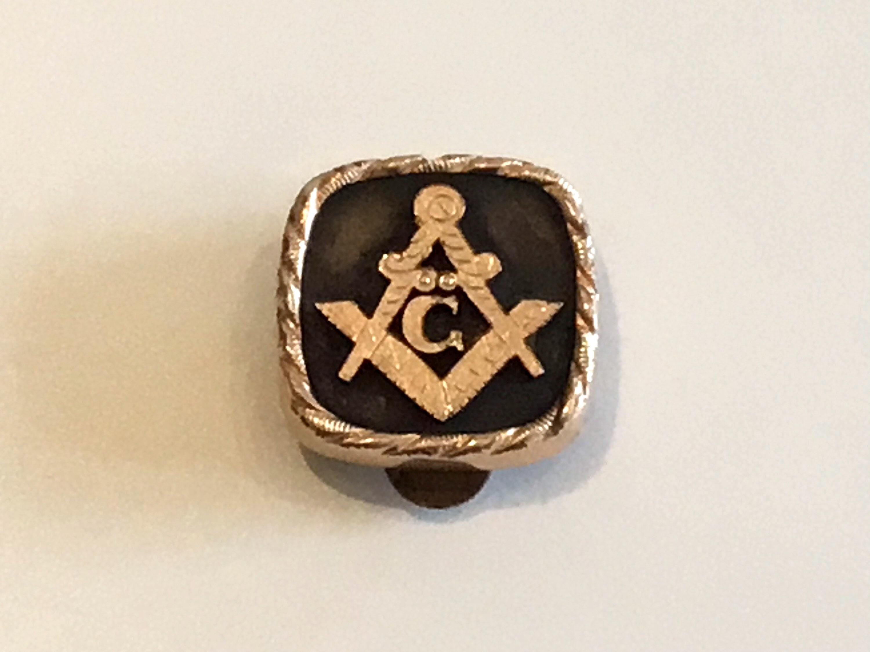 Vintage Masonic Jewelry | 1940s Gold Plated Brooch, Compass Square Enamel Lapel Pin — photo 2 of 8