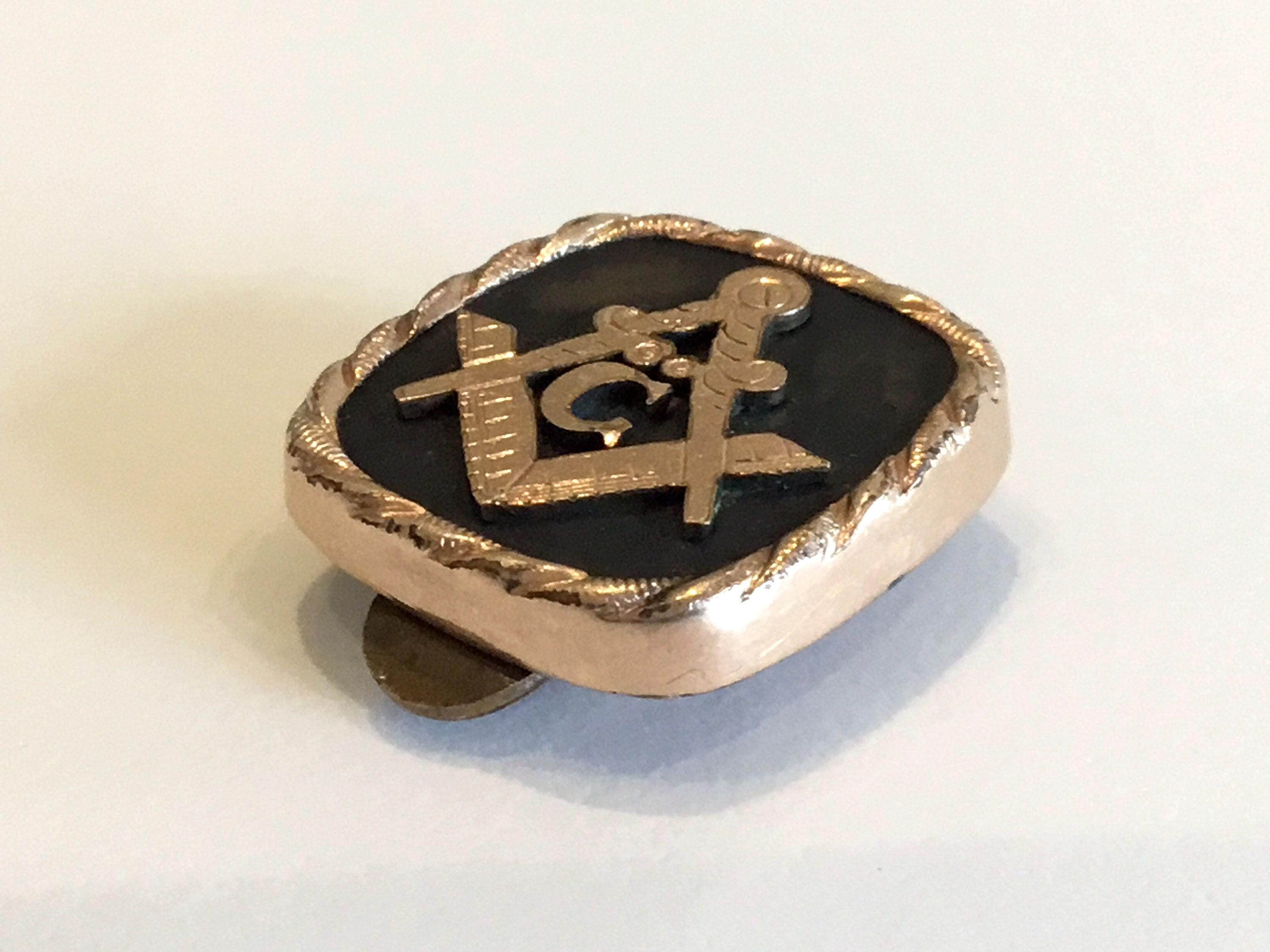 Vintage Masonic Jewelry | 1940s Gold Plated Brooch, Compass Square Enamel Lapel Pin — photo 3 of 8