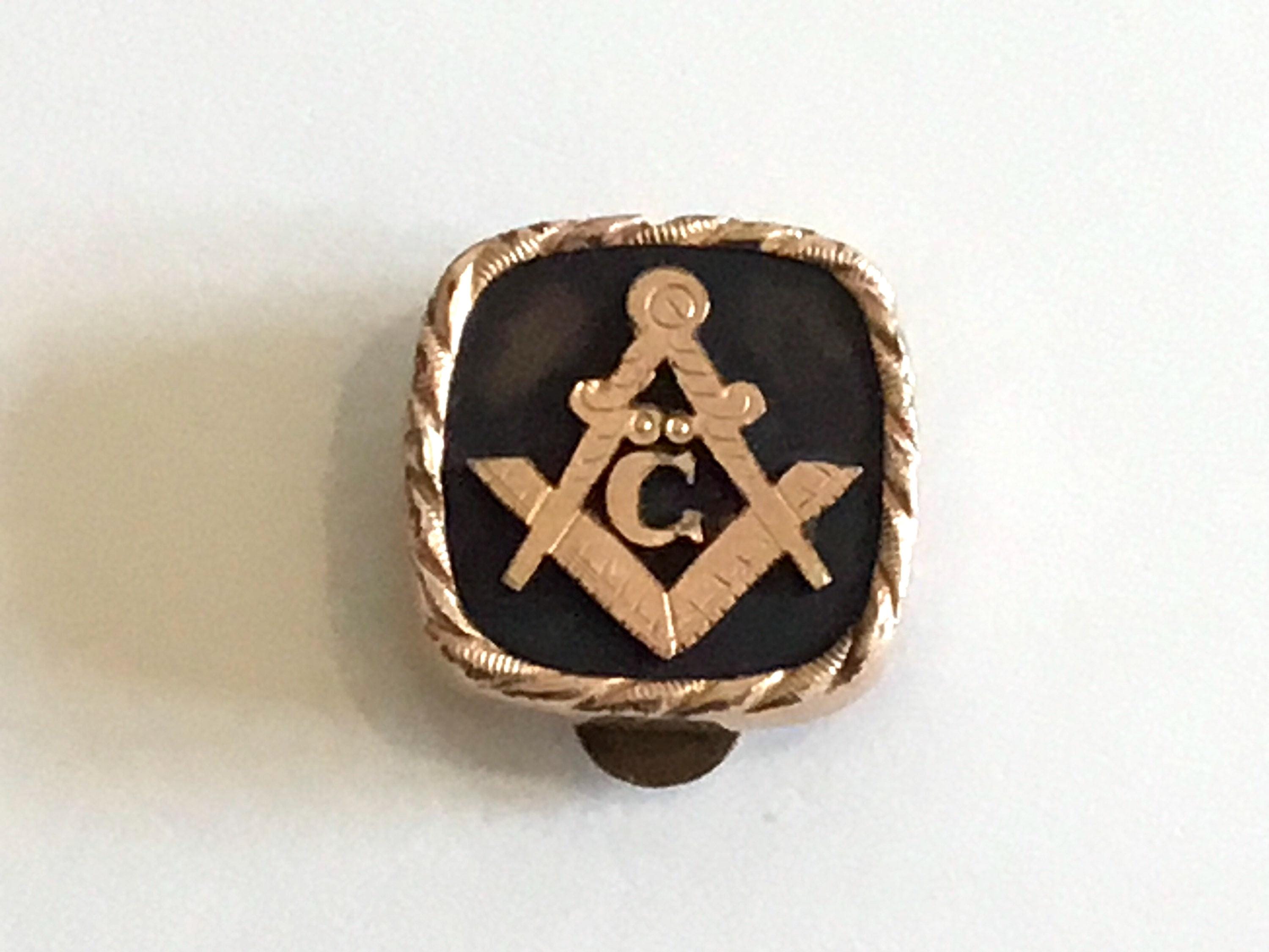 Vintage Masonic Jewelry | 1940s Gold Plated Brooch, Compass Square Enamel Lapel Pin — photo 4 of 8