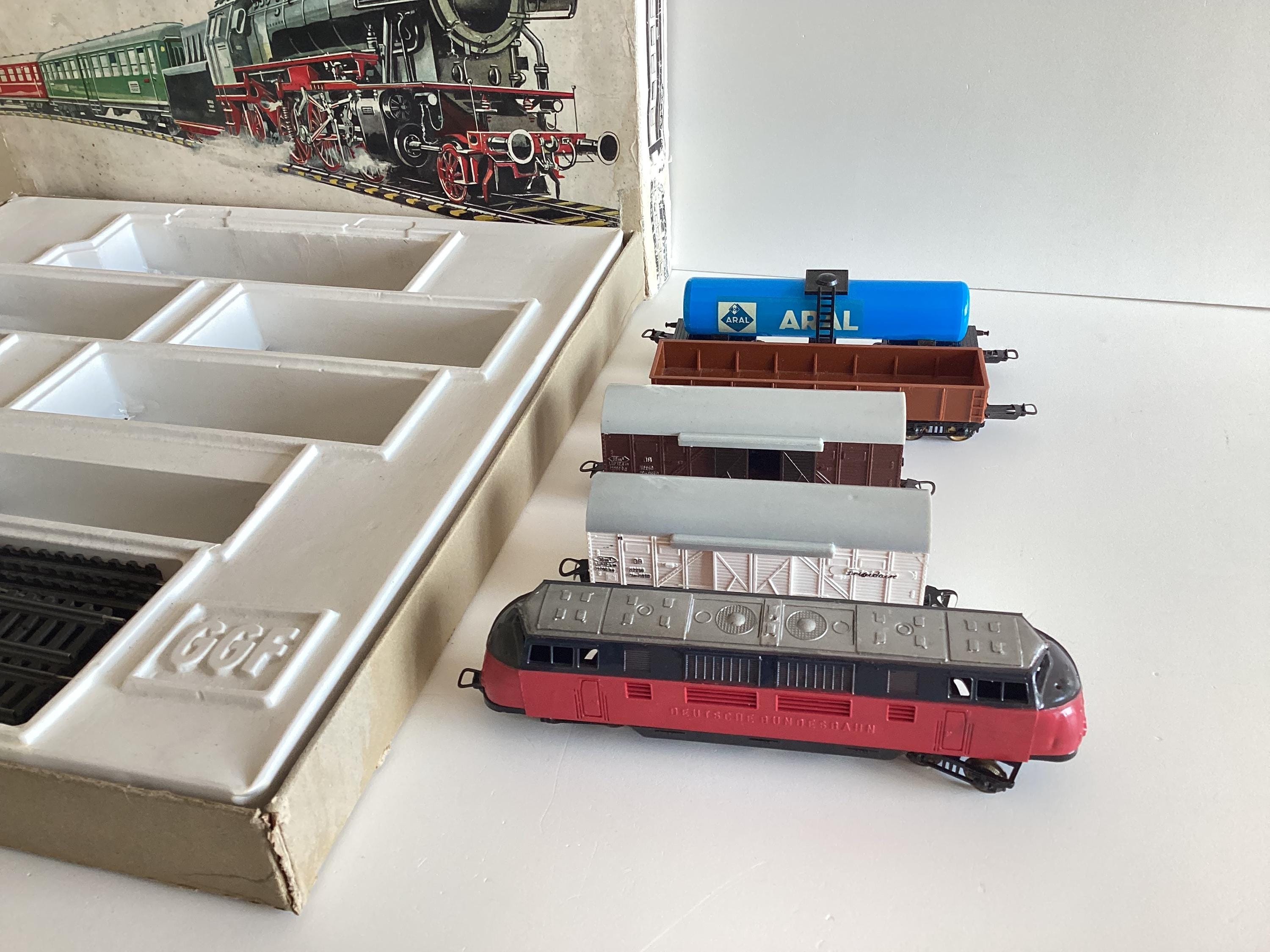 Vintage Train Set | Bakelite GGF Deutsche Bundesbahn HO Scale (1960s) Western Germany — photo 9 of 9