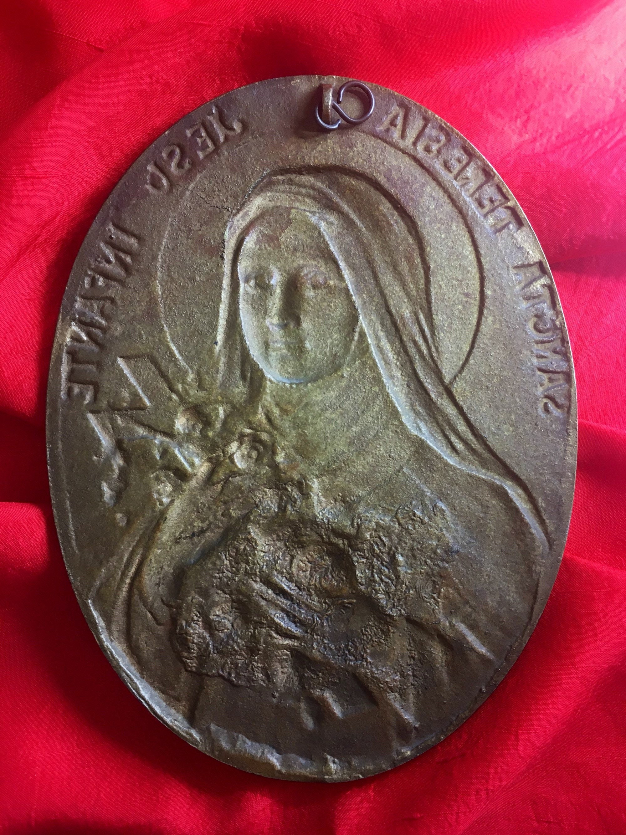 Antique French religious gold bronze plaque (Sancta Teresia A Jesu Infante) — photo 3 of 4