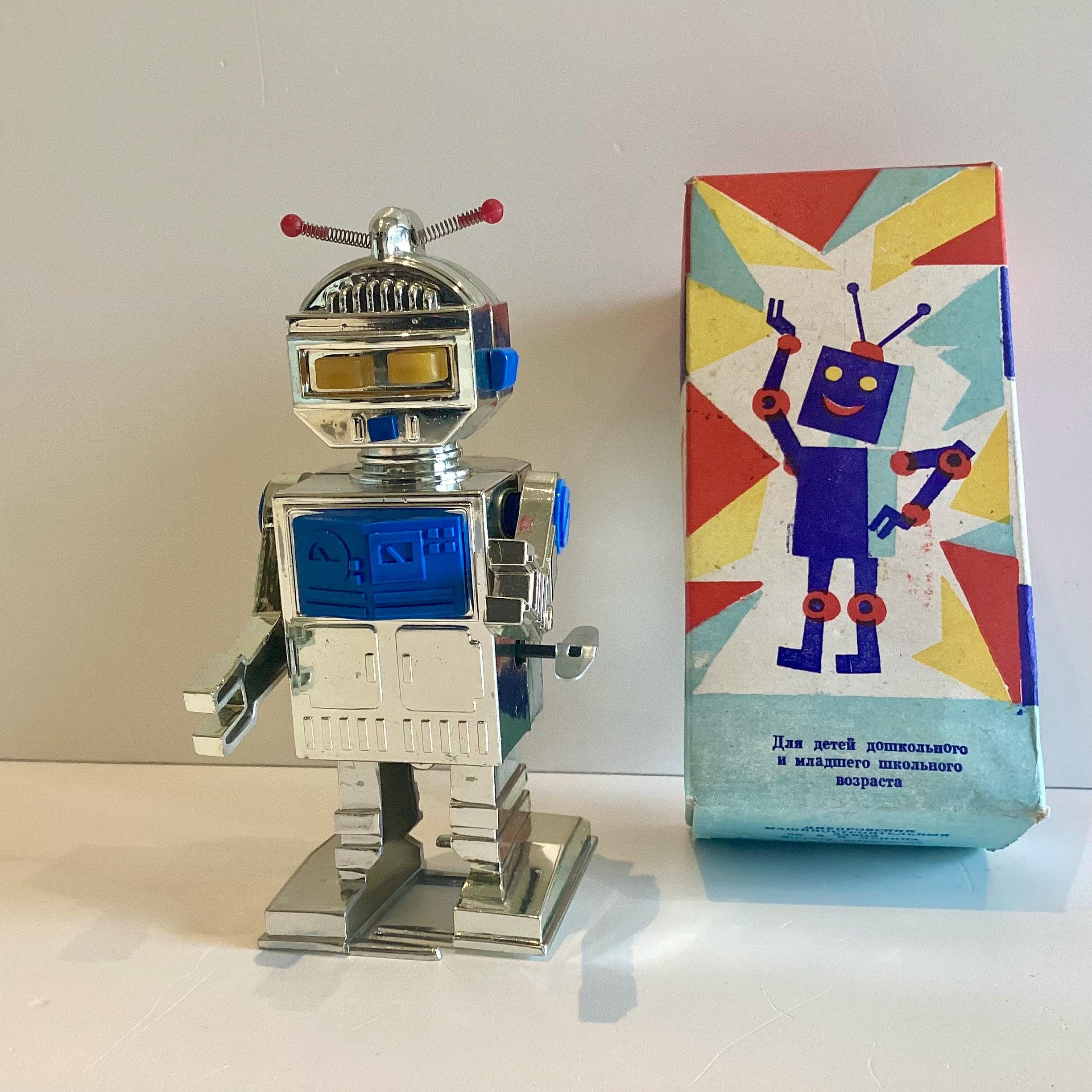 Vintage Toy Ukrainian Wind Up Walking Robot 1990 Dnipro 6.3” — photo 2 of 11