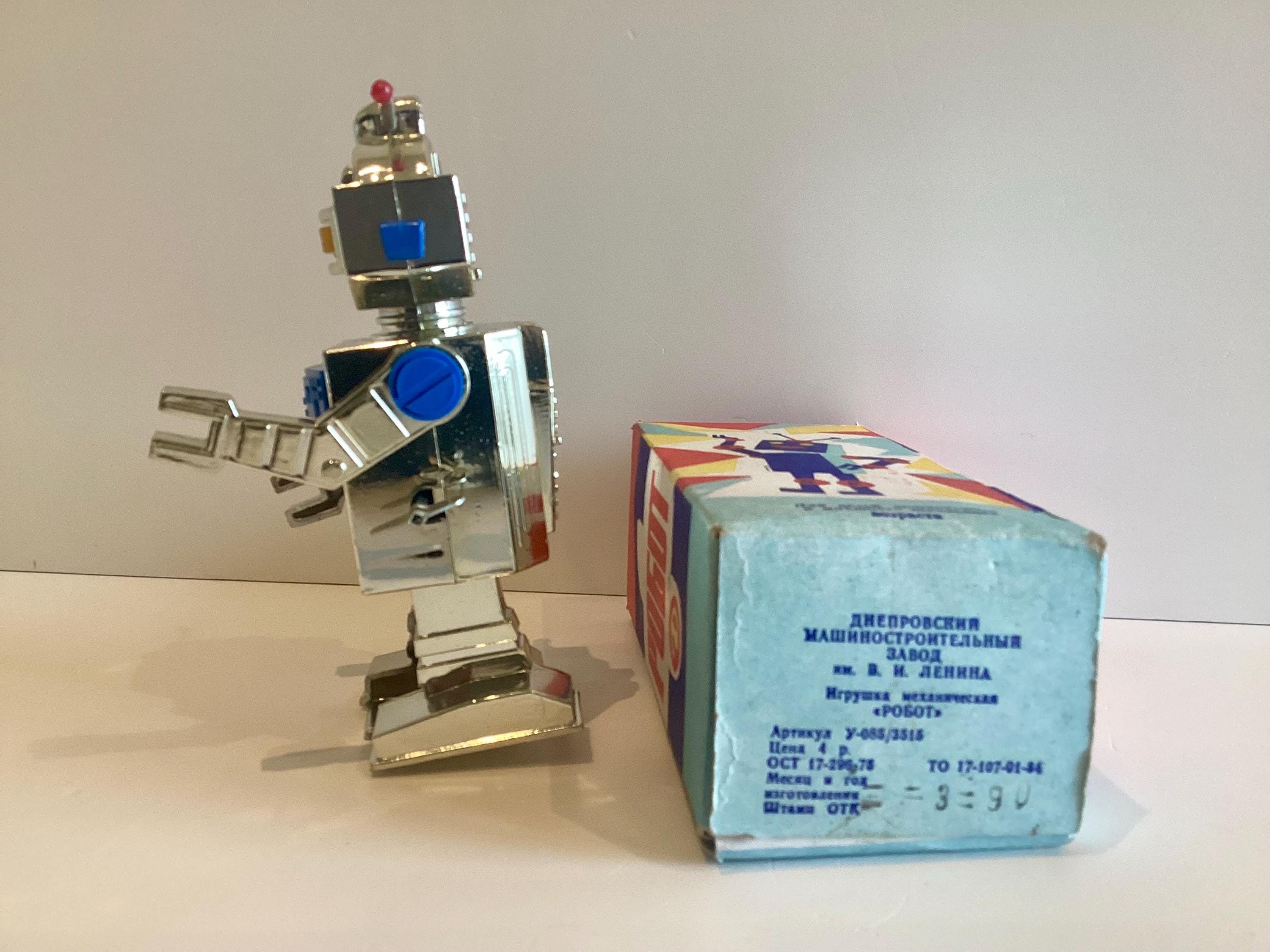 Vintage Toy Ukrainian Wind Up Walking Robot 1990 Dnipro 6.3” — photo 9 of 11