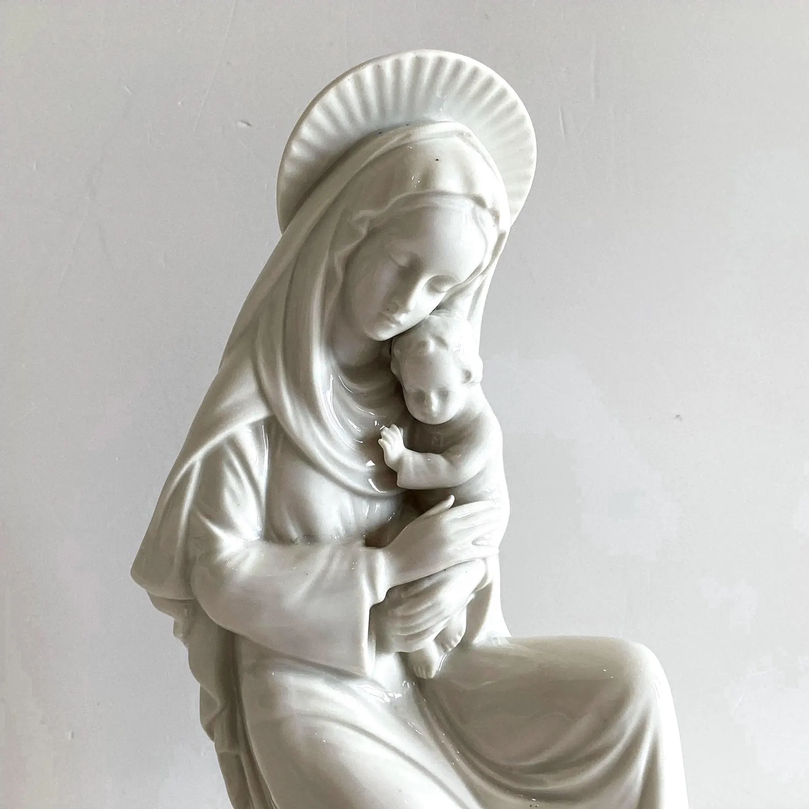 Vintage Metzler Ortloff Madonna with Child Porcelain Figure 1960s - Blanc de Chine German Sculpture — photo 4 of 11