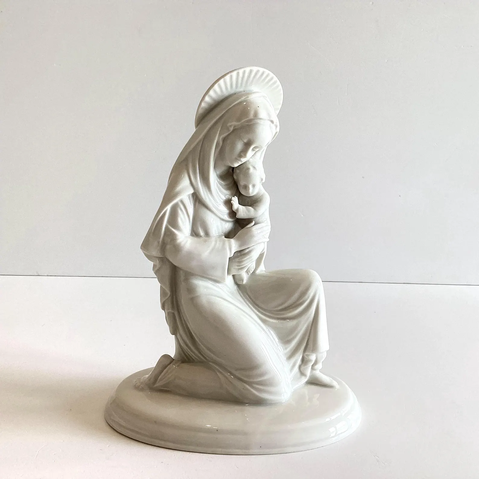 Vintage Metzler Ortloff Madonna with Child Porcelain Figure 1960s - Blanc de Chine German Sculpture — photo 2 of 11