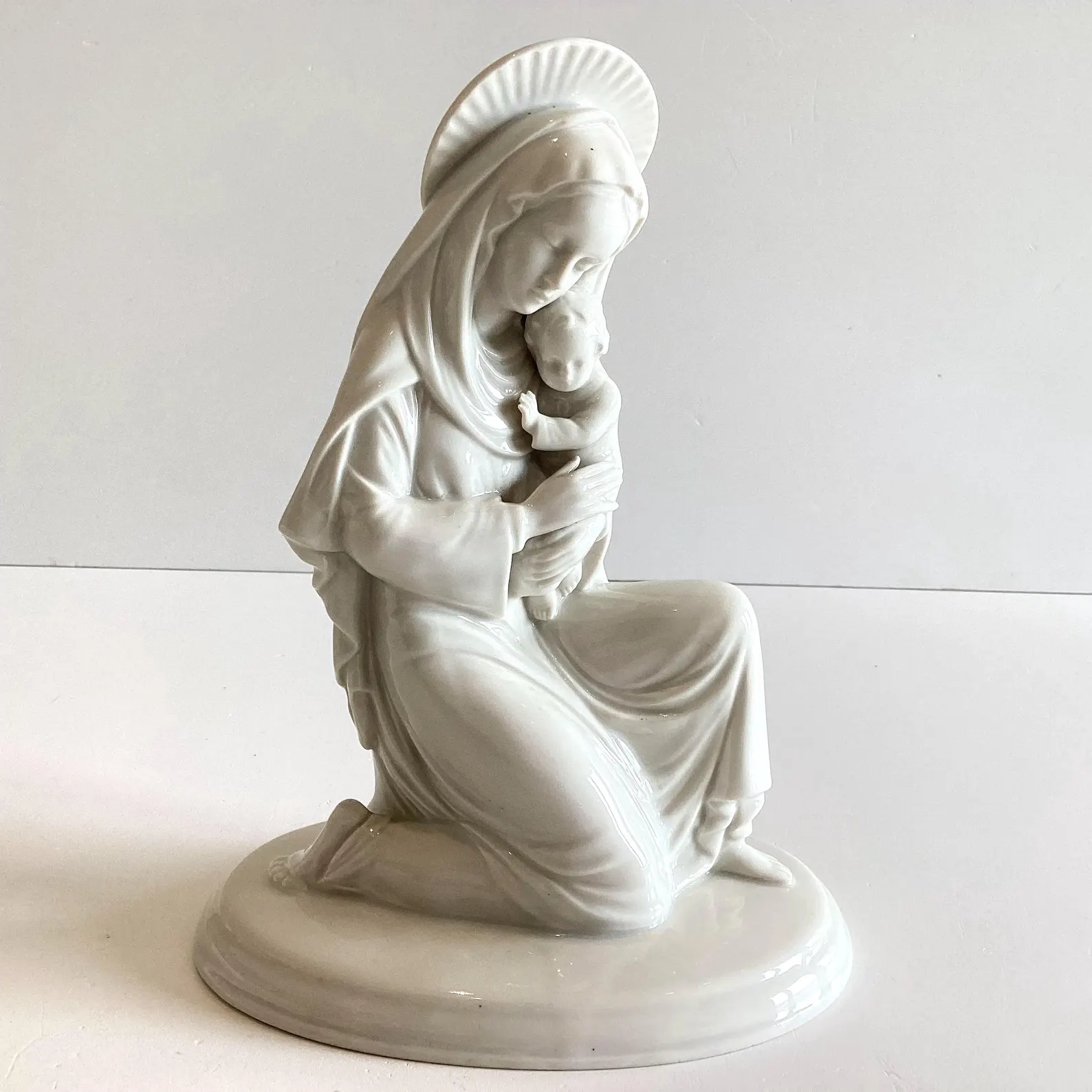 Vintage Metzler Ortloff Madonna with Child Porcelain Figure 1960s - Blanc de Chine German Sculpture — photo 3 of 11