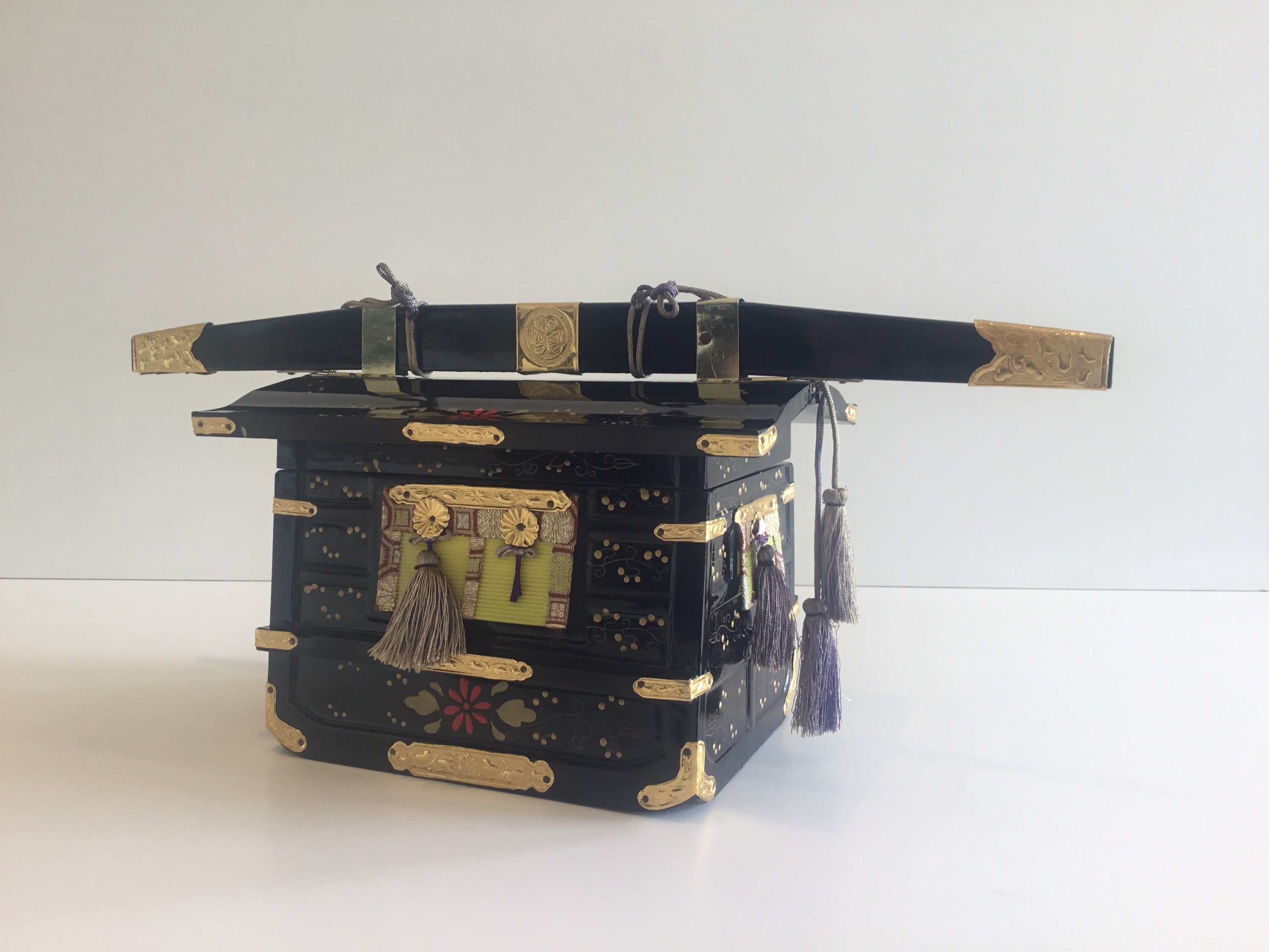 Vintage Music Box | 1960s Japanese Lacquer Wood, Hand Decorated Working Mechanism — photo 4 of 11