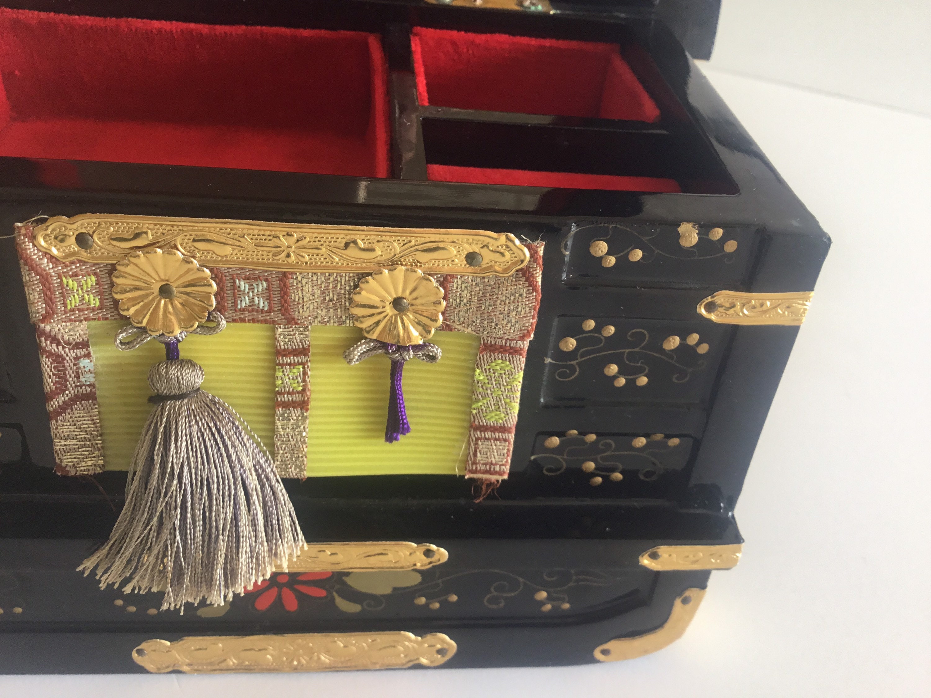 Vintage Music Box | 1960s Japanese Lacquer Wood, Hand Decorated Working Mechanism — photo 9 of 11