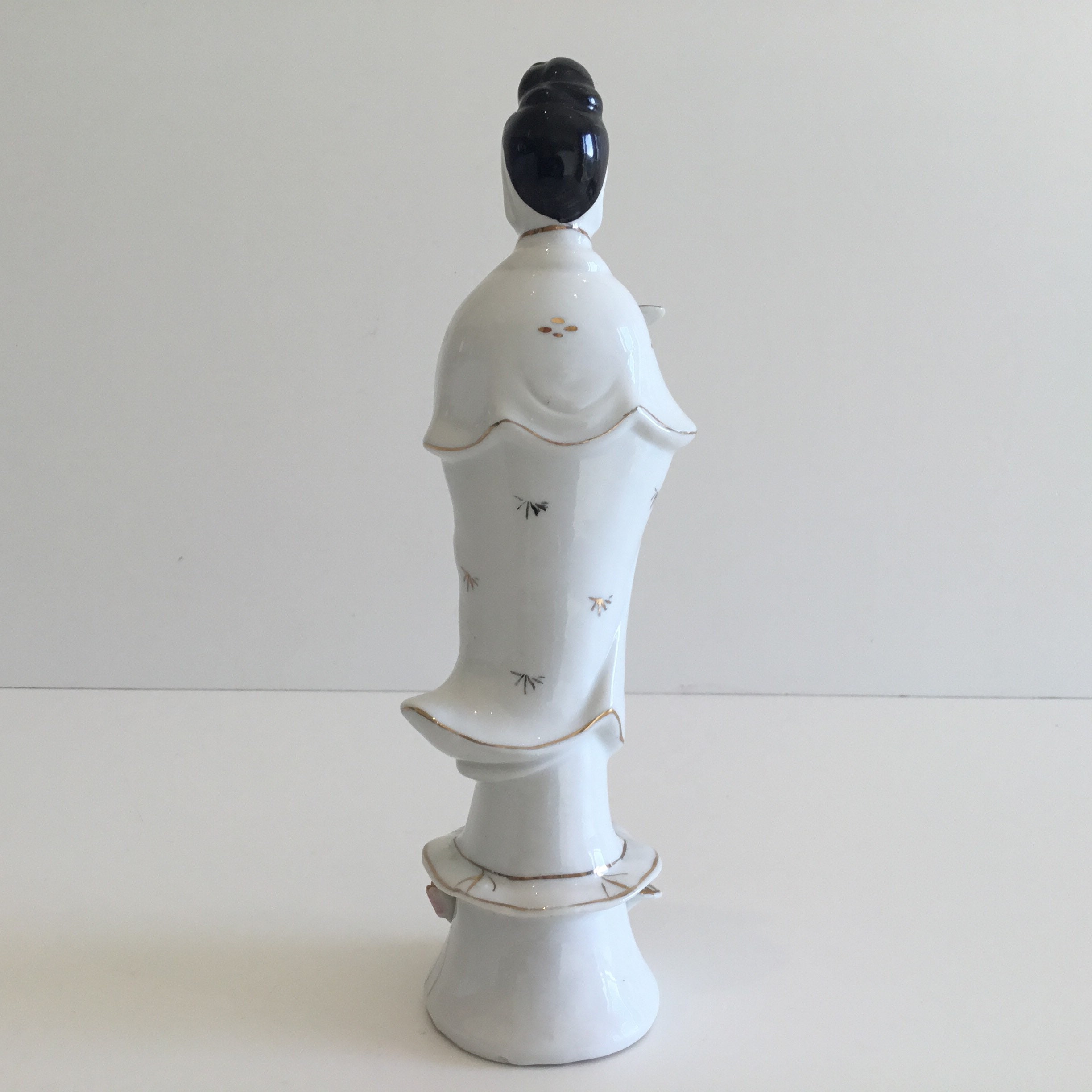 Vintage Porcelain Figurine | 1950s Chinese Guan Yin Goddess, Hand Painted Gold Decoration — photo 5 of 9