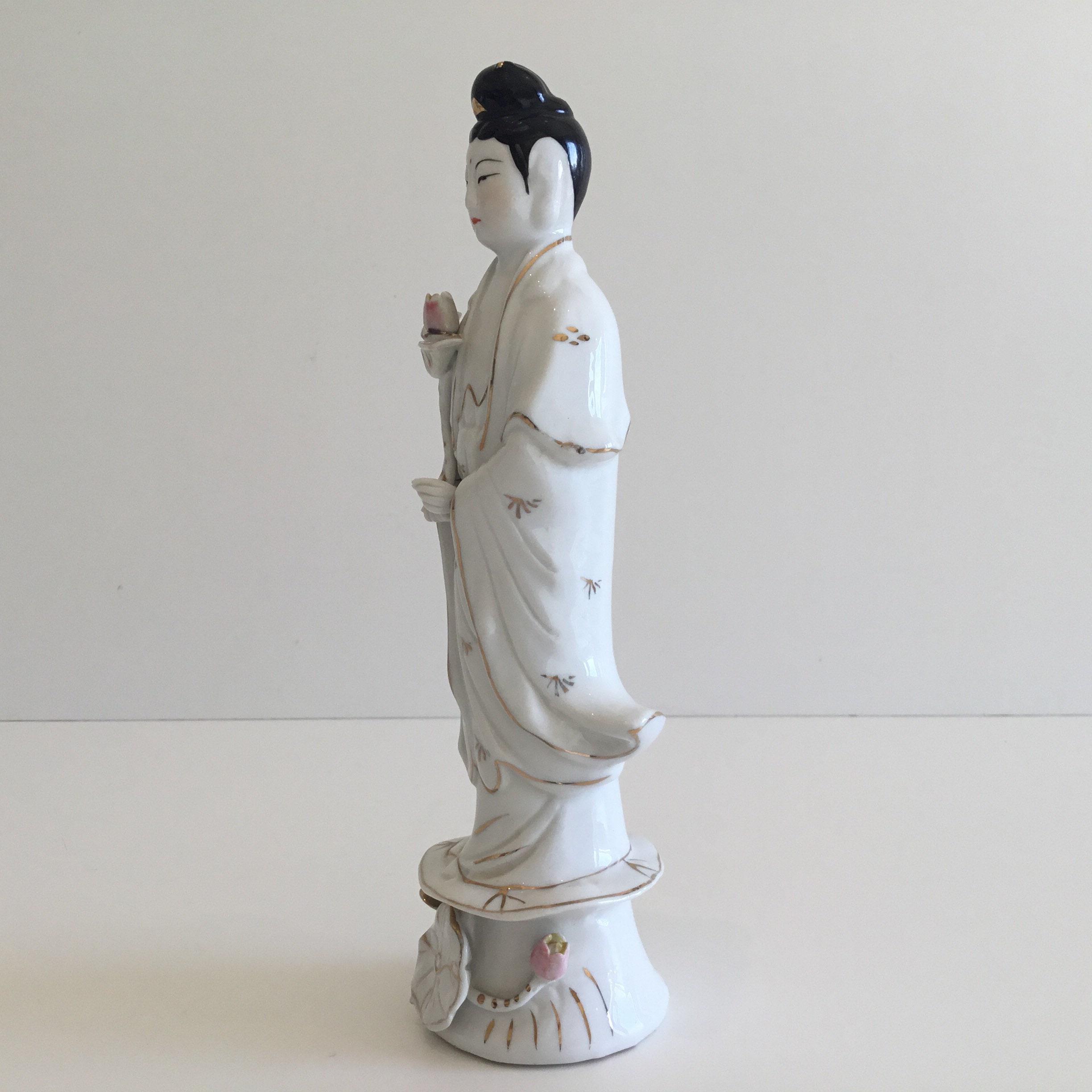 Vintage Porcelain Figurine | 1950s Chinese Guan Yin Goddess, Hand Painted Gold Decoration — photo 6 of 9