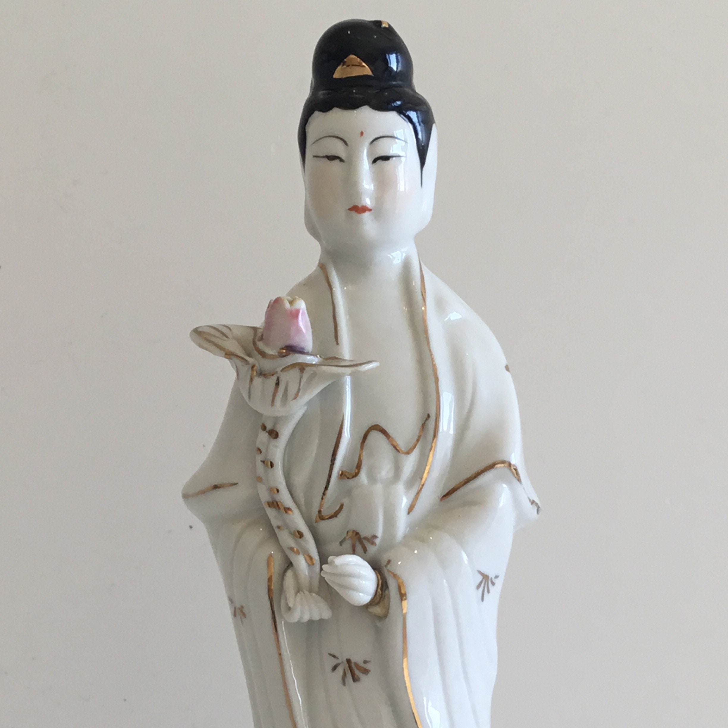 Vintage Porcelain Figurine | 1950s Chinese Guan Yin Goddess, Hand Painted Gold Decoration — photo 7 of 9