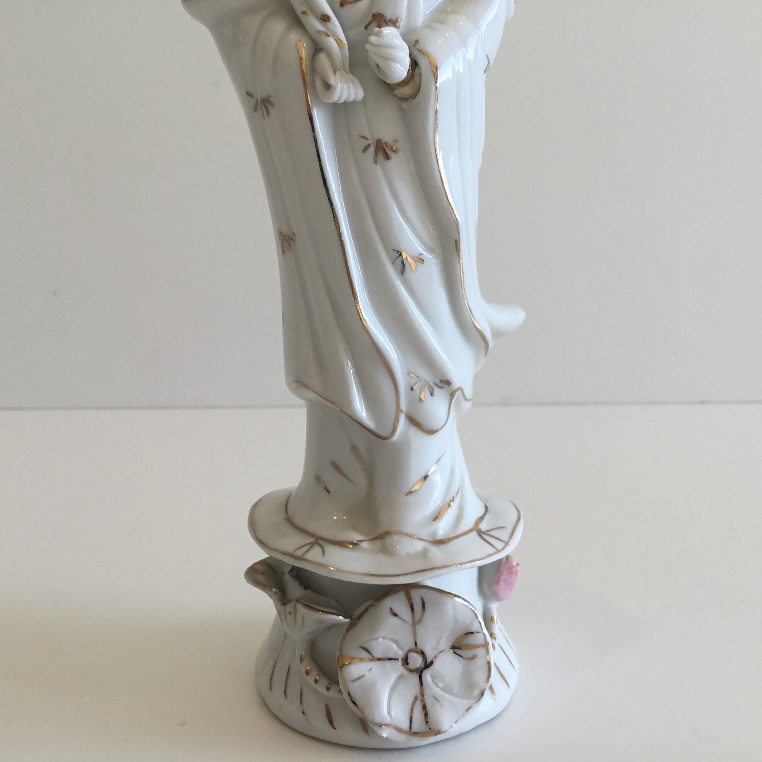 Vintage Porcelain Figurine | 1950s Chinese Guan Yin Goddess, Hand Painted Gold Decoration — photo 8 of 9