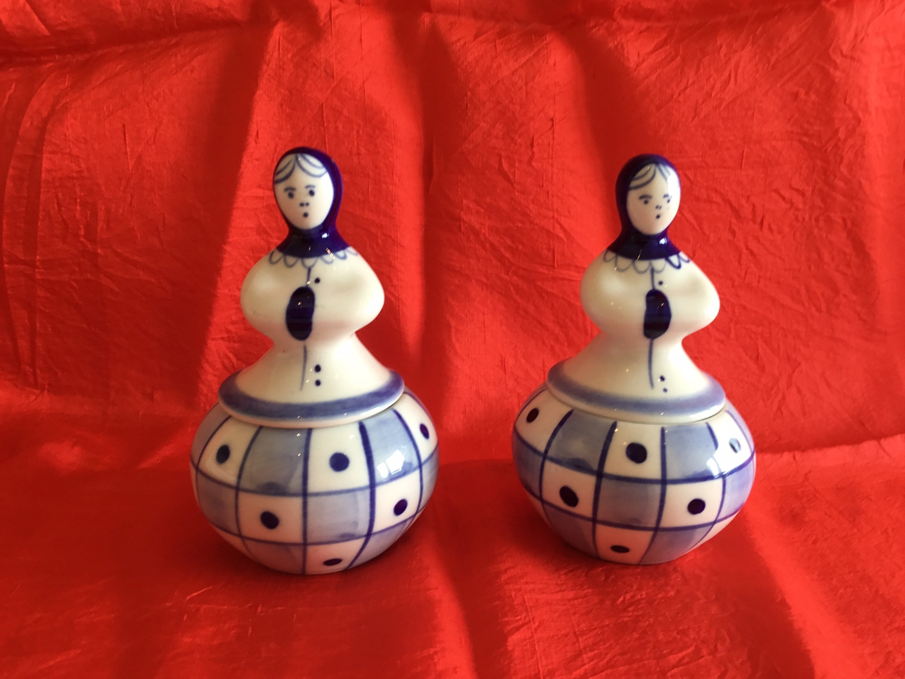 Vintage Porcelain | 1980s Ukrainian Hand Painted Gzhel Blue White Salt Pepper Shakers — photo 2 of 4
